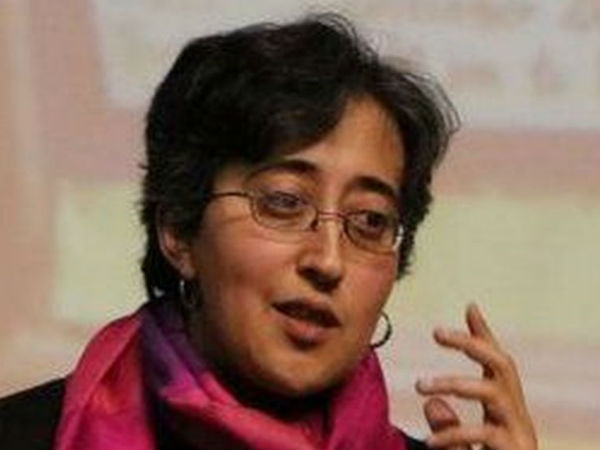 आतिशी पहुंची महिला आयोग 