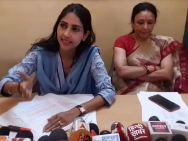 कैग रिपोर्ट के आधार पर स्मृति पर किया हमला