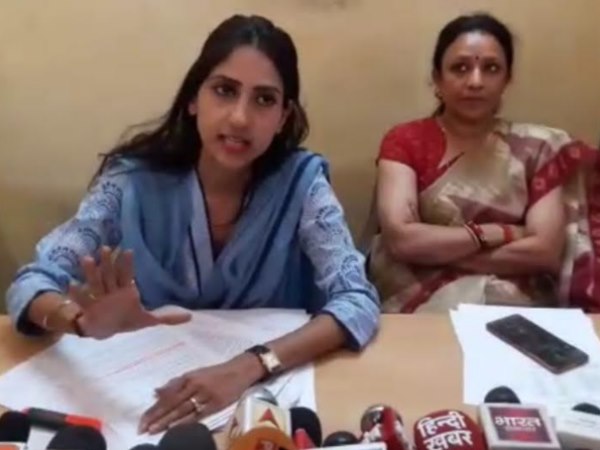 स्मृति ईरानी के इस्तीफे की मांग