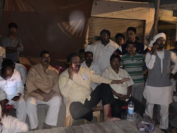 गाजीपुर में धरने पर बैठे अफजाल अंसारी गाजीपुर में धरने पर बैठे अफजाल अंसारी