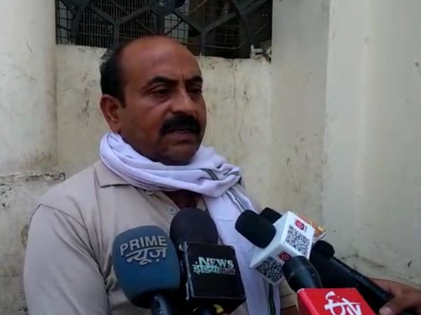 गले में फंदा डालकर की पिटाई