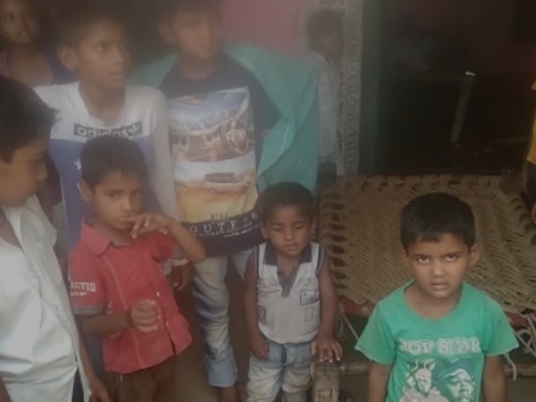man try to kidnap innocent girl in agra