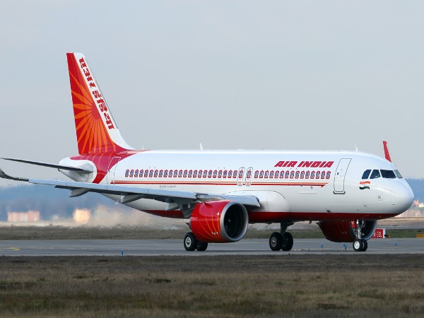 रोजा खोलने के लिए फ्लाइट की एयर होस्टेस से पानी की एक बोतल मांगी