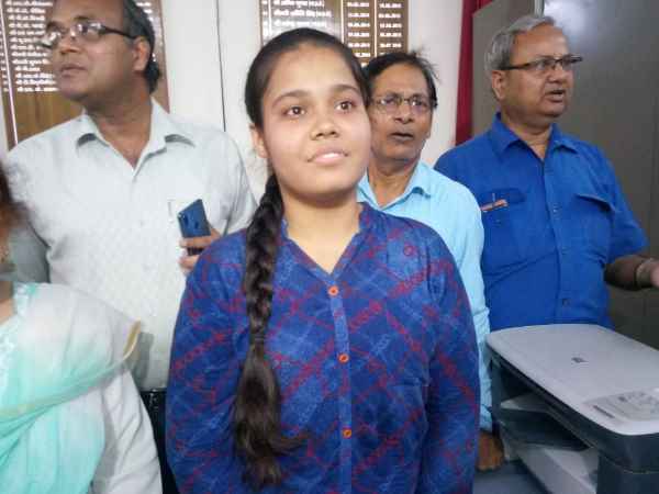 पिता की स्टेशनरी की दुकान