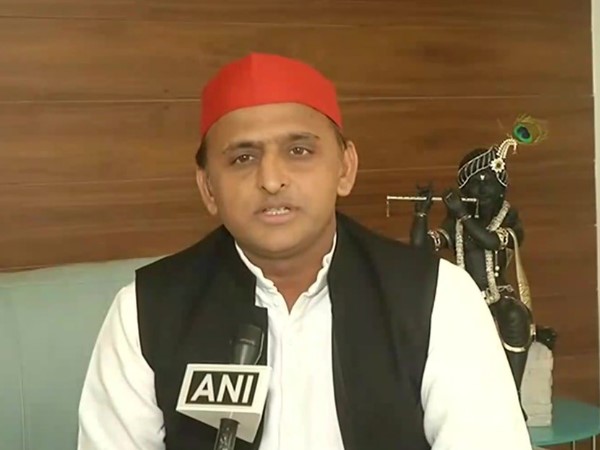 सपा-बसपा कार्यकर्ताओं को रेड कार्ड जारी कर रोक रही है BJP