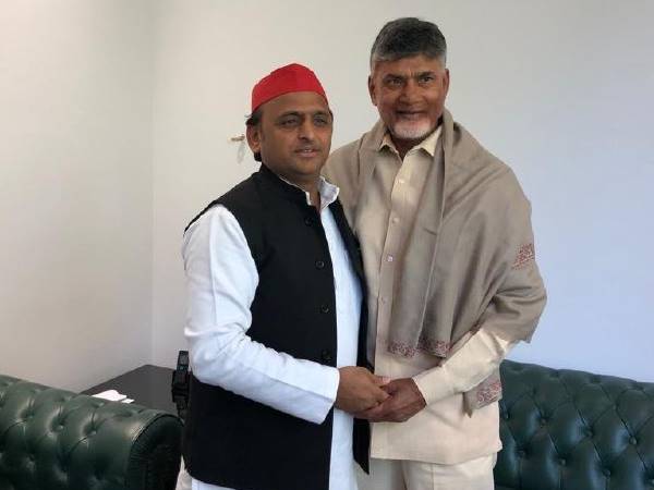 चंद्रबाबू नायडू ने लखनऊ में अखिलेश यादव से की थी मुलाकात चंद्रबाबू नायडू ने लखनऊ में अखिलेश यादव से की थी मुलाकात