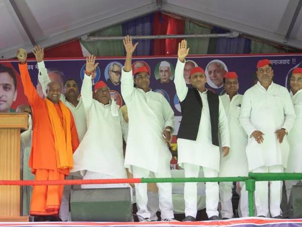 'सांड मारे तो एफआईआर सीएम पर हो'