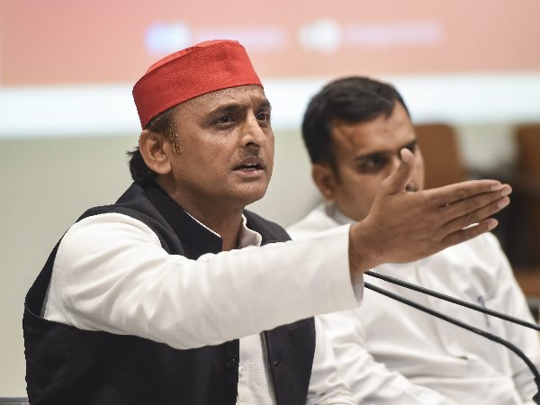 सपा मुखिया ने की बड़ी कार्रवाई