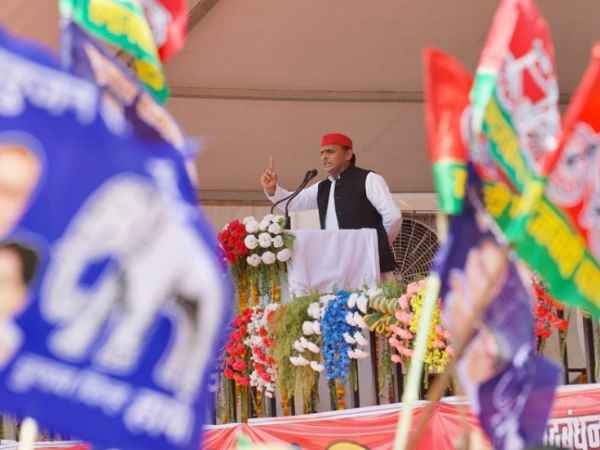 अखिलेश ने कहा सरकार से सांड़ नाराज है