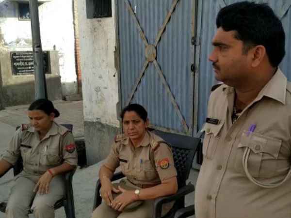 सूचना पर पहुंची पुलिस सूचना पर पहुंची पुलिस