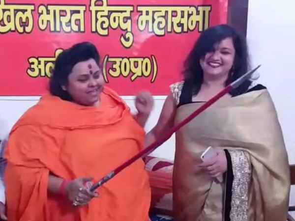 साथ में जेल जाने वाली महिला को दी तलवार