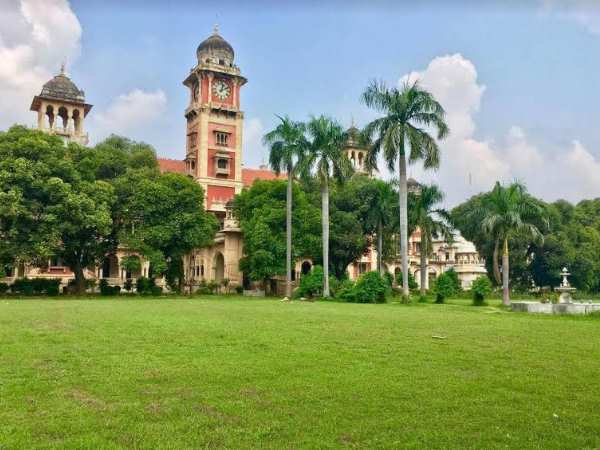 छात्रों का हित छोड़कर सबकुछ होता है