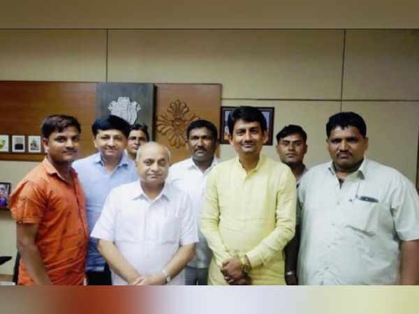 डिप्टी सीएम नितिन पटेल से मिले मिले