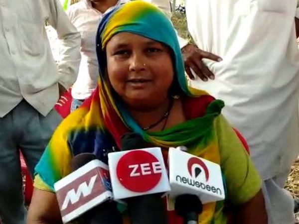 ग्रामीणों ने अधिकारी को बनाया बंधक