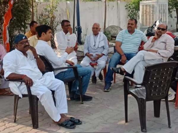 congress workers guard EVM machine in amethi congress workers guard EVM machine in amethi