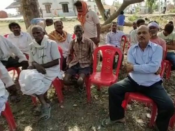 ग्रामीणों ने पूछा कैसे वोट दें, अधिकारी ने खुद दबा दिया बटन