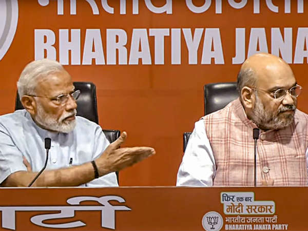 प्रेस कॉन्फ्रेंस में पूछे गए हर सवालों को पीएम मोदी ने अमित शाह की तरफ मोड़ा प्रेस कॉन्फ्रेंस में पूछे गए हर सवालों को पीएम मोदी ने अमित शाह की तरफ मोड़ा