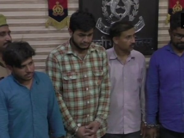 व्हॉट्सग्रुप में डाल देते थे आंसर