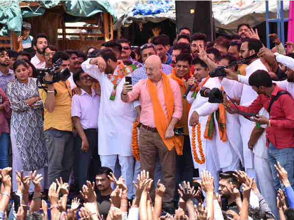 लोगों में अनुपम को देखने की होड़