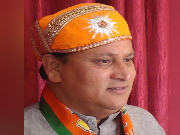 एक साथ रहती हैं दोनों प​त्नियां