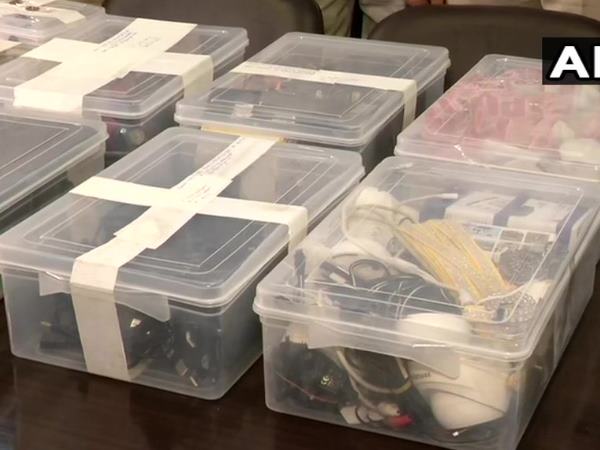 एटीएम क्लोनिंग से जुड़े सामान भी पुलिस ने किया जब्त एटीएम क्लोनिंग से जुड़े सामान भी पुलिस ने किया जब्त