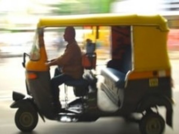 हाथ देकर रोक रही थी महिला, लेकिन कोई नहीं रुका