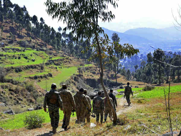 पाकिस्‍तान आर्मी ने घायलों को भेजा अस्‍पताल 