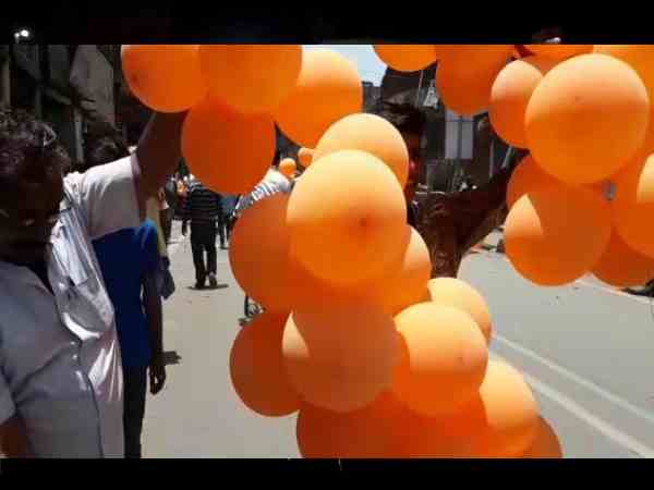 सड़कों पर लगे थे भगवा रंग के गुब्बारे