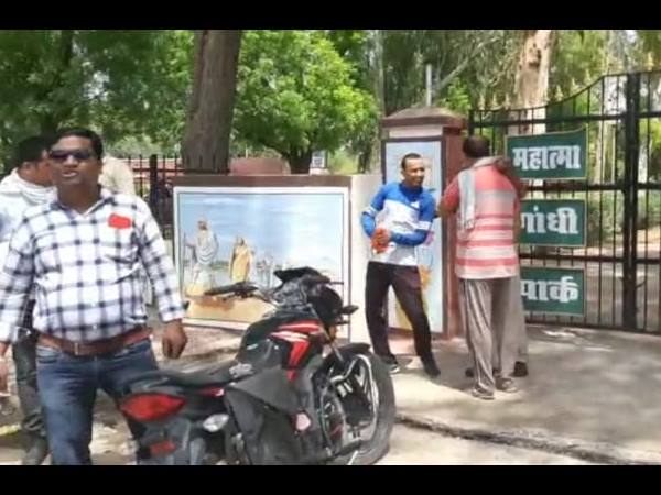 सिपाही को गाड़ी में डालकर थाने ले आए