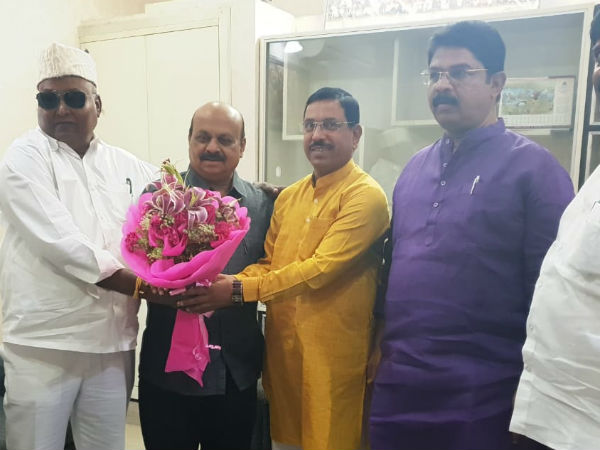 ये रहा राजनतिक परिचय 