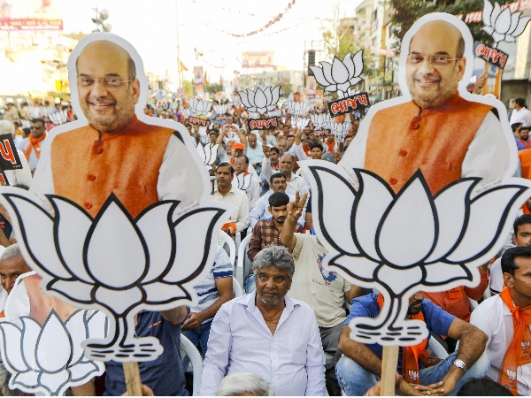बीजेपी ने इसे वीर सावरकर का अपमान बताया बीजेपी ने इसे वीर सावरकर का अपमान बताया