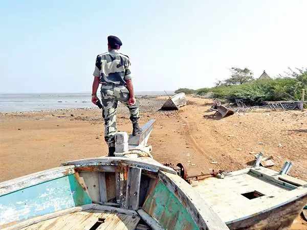बीएसएफ की 108वीं बटालियन की नजर पड़ी बोट पर