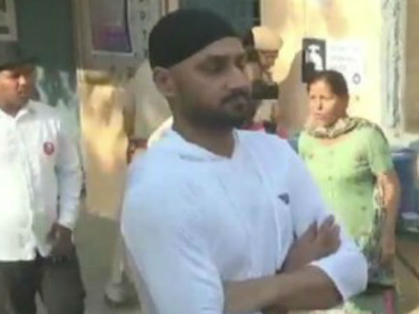 हरभजन भी पहुंचे वोट डालने