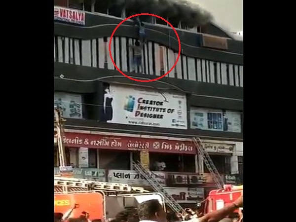 बहादुरी दिखाते हुए कई छात्रों की बचाई जान