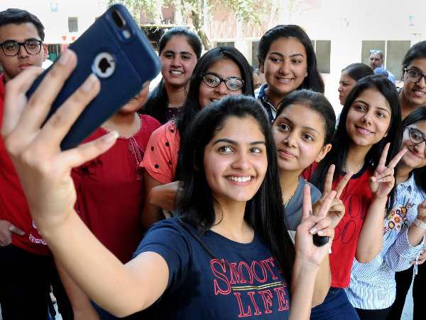तीन छात्राएं 12वीं में बनीं सेकंड टॉपर