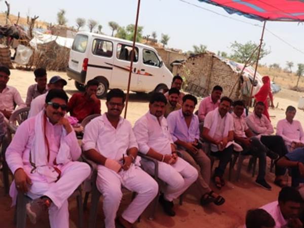 कोई भाई तो किसी मामा बनकर की मदद