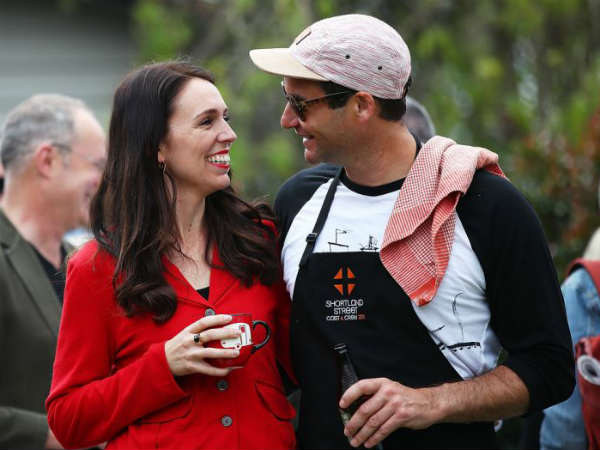 सिक्‍योरिटी और लोकल लोगों के सामने किया प्रपोज 