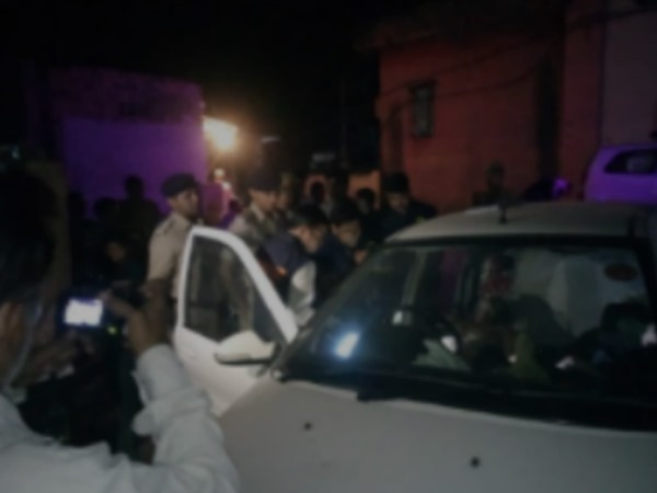 कार की बैटरी ठीक कराने की बात कहकर गया था कार की बैटरी ठीक कराने की बात कहकर गया था