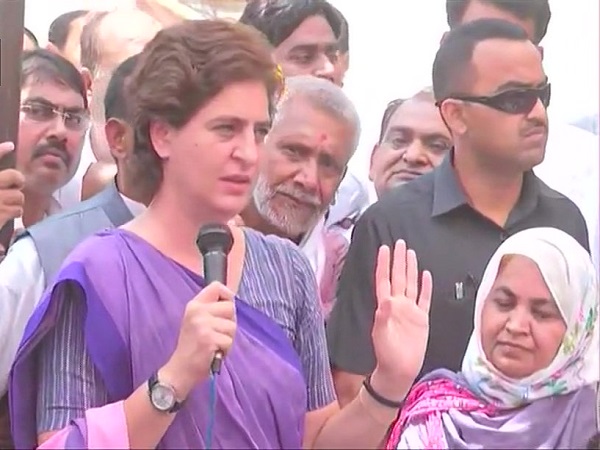 बीजेपी वाले 20-20 हजार बांट रहे हैं- प्रियंका