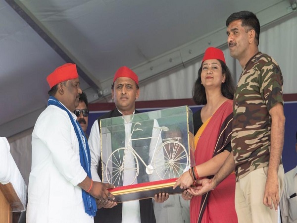 तेज बहादुर के नामांकन को लेकर भी साधा निशाना