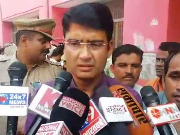 योगी सरकार को बताया गुंडों की सरकार