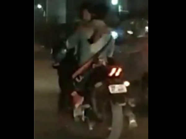 ट्रैफिक नियमों को ताख पर रख दिया