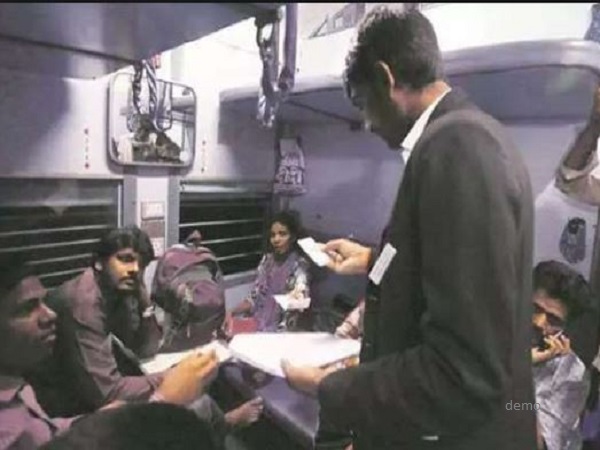 कई यात्री बिना टिकट यात्रा करते पकड़े गए