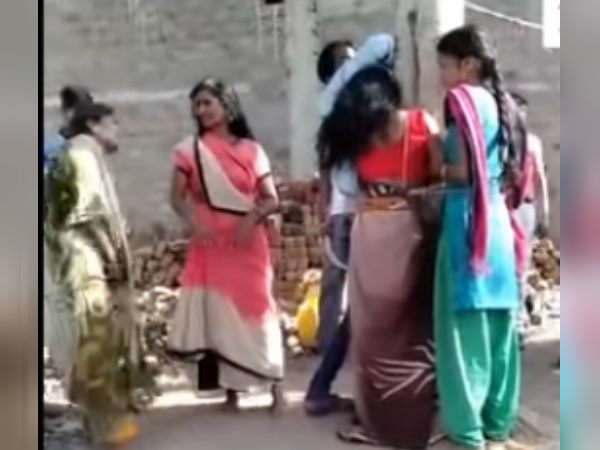 तीन महिलाओं सहित पांच गिरफ्तार, चार फरार