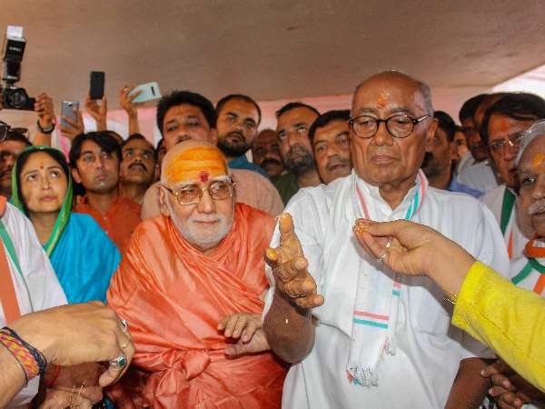दिग्विजय सिंह भी कर रहे भगवा का उपयोग दिग्विजय सिंह भी कर रहे भगवा का उपयोग