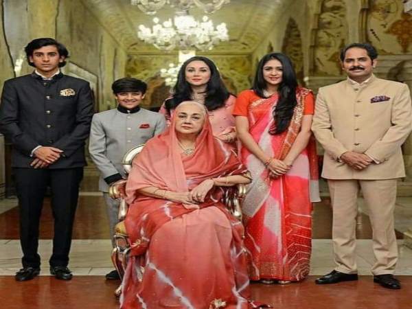 राजकुमारी की तरह बीता दीया का बचपन