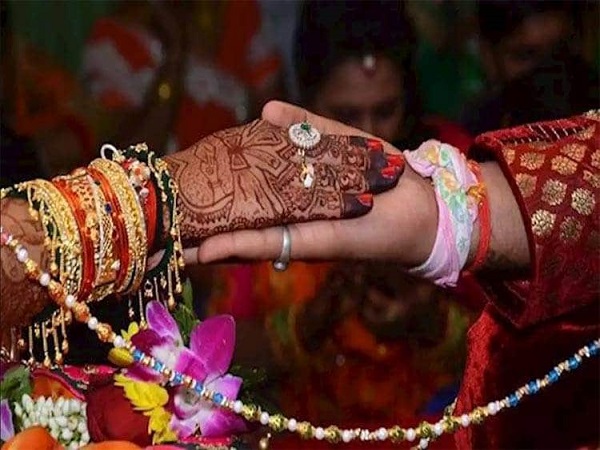 उसी पंडित के साथ भागी जिसने कराई थी शादी