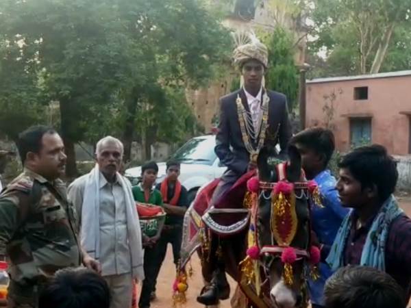Groom Reached Madiyado Police Station For Gond Baba Blessings