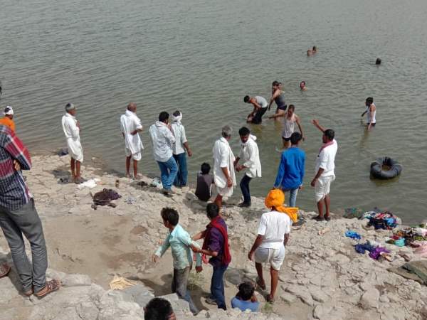एक एक करके सब उतर गए नदी के पानी में एक एक करके सब उतर गए नदी के पानी में