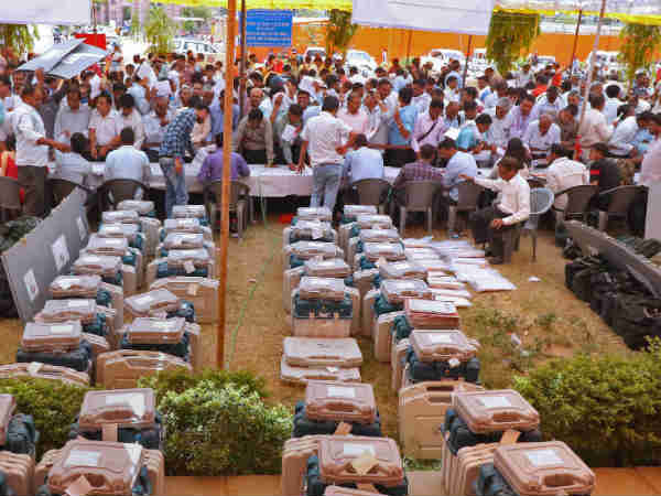 अधिकारियों पर की फायरिंग अधिकारियों पर की फायरिंग